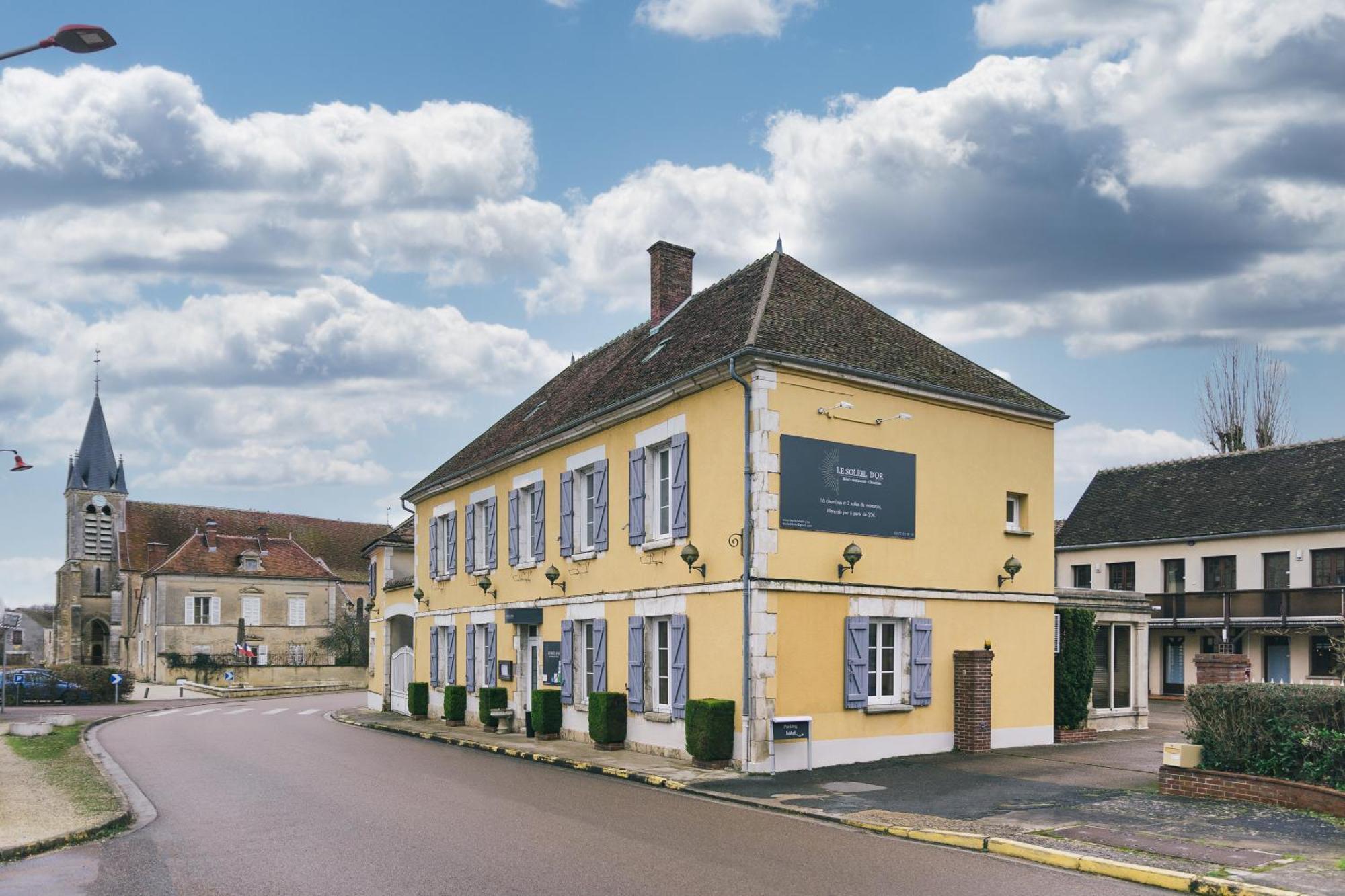 Logis Hotel & Restaurant Le Soleil D'Or Montigny-la-Resle Exteriér fotografie